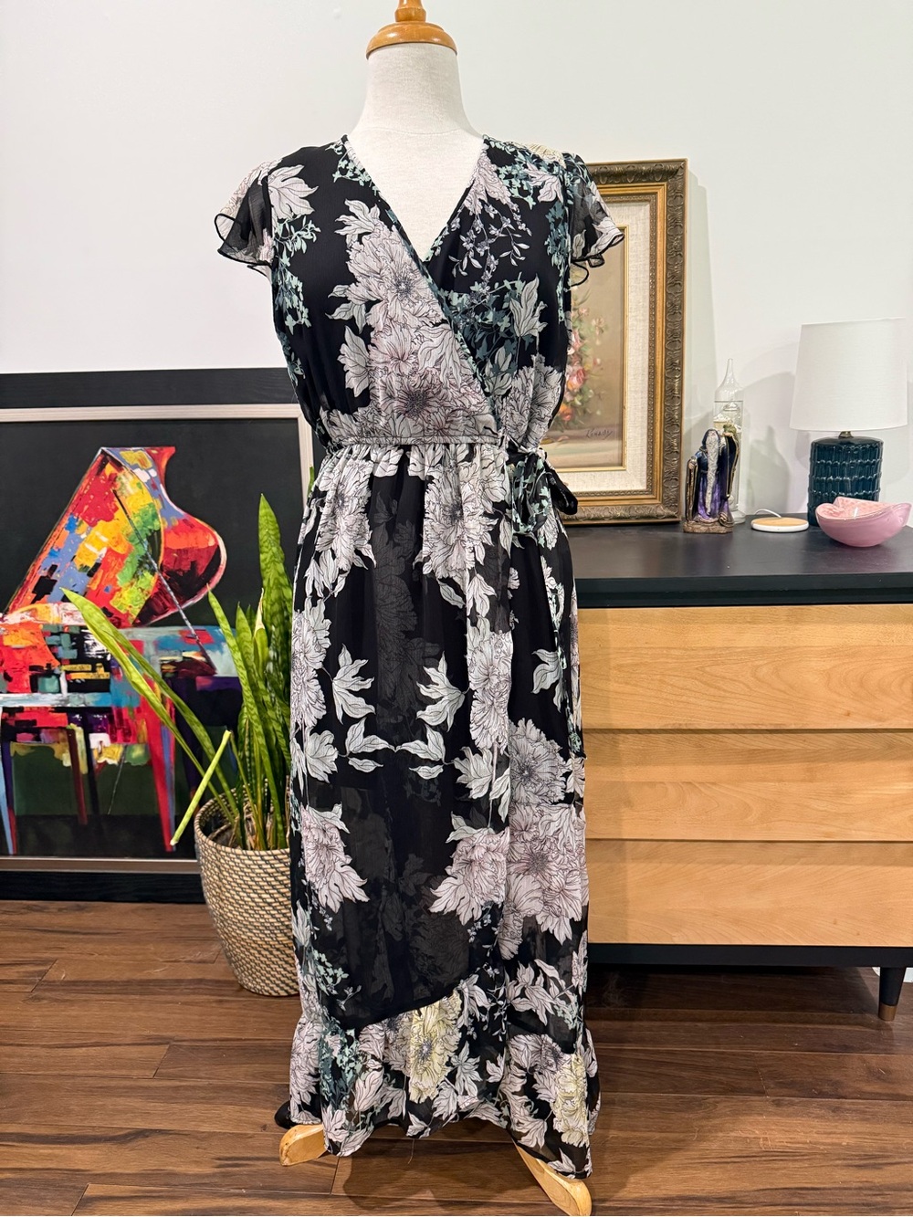 Band of Gypsies Black Floral ´´Wrap’´ Maxi Dress with Pale Floral Print